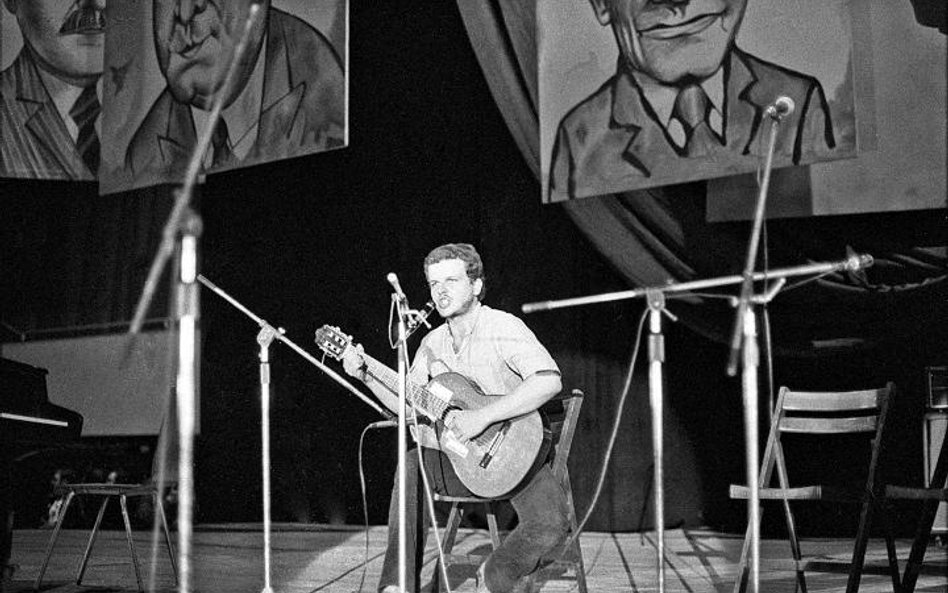 Jacek Kaczmarski podczas I Przeglądu Piosenki Prawdziwej. Gdańsk, sierpień 1981 r.