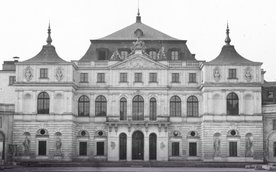 Pałac Brühla przed wojną pełnił funkcję siedziby Ministerstwa Spraw Zagranicznych i był uznawany za 