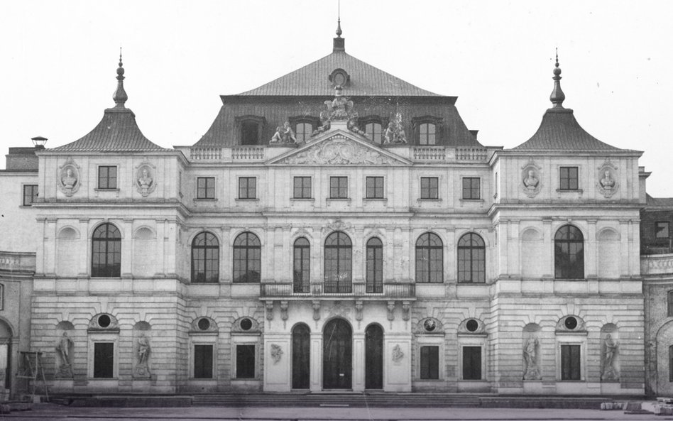 Pałac Brühla przed wojną pełnił funkcję siedziby Ministerstwa Spraw Zagranicznych i był uznawany za 