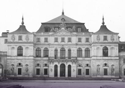 Pałac Brühla przed wojną pełnił funkcję siedziby Ministerstwa Spraw Zagranicznych i był uznawany za 