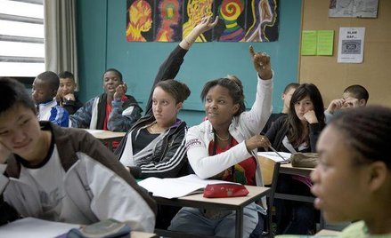 Francja siedzi w szkolnej ławce