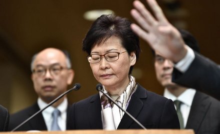 Dziennikarz krzyczał do Carrie Lam: Kiedy umrzesz?