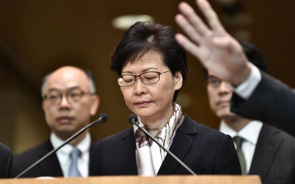 Dziennikarz krzyczał do Carrie Lam: Kiedy umrzesz?