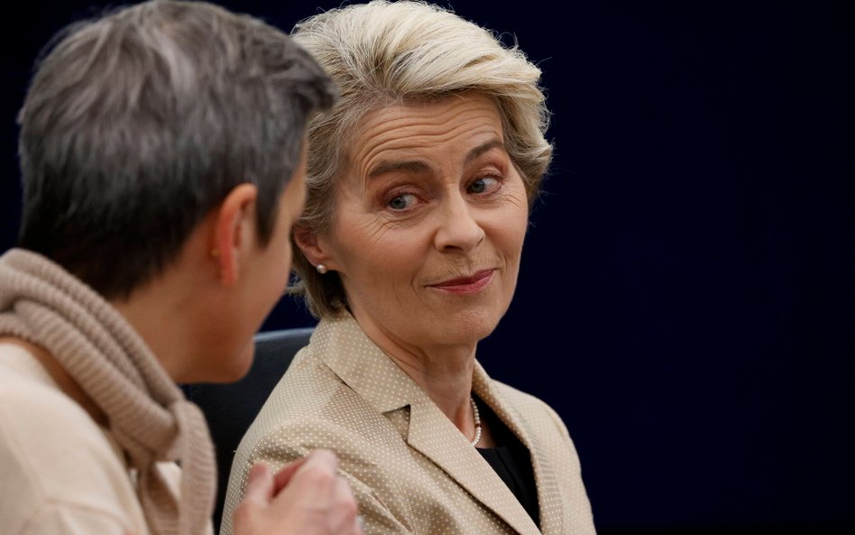 Przewodnicząca KE Ursula von der Leyen (P) i wiceprzewodnicząca Margrethe Vestager (L)