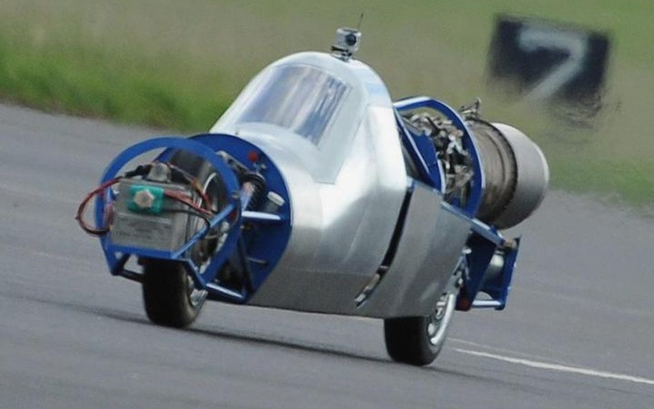 Próba odrzutowego motocykla na lotnisku RAF Benson, na razie bez osłon aerodynamicznych