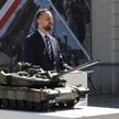 Wicepremier, minister obrony narodowej Władysław Kosiniak-Kamysz podczas konferencji przed siedzibą 