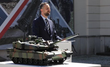 Wicepremier, minister obrony narodowej Władysław Kosiniak-Kamysz podczas konferencji przed siedzibą 
