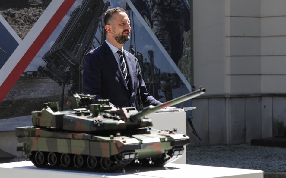 Wicepremier, minister obrony narodowej Władysław Kosiniak-Kamysz podczas konferencji przed siedzibą 