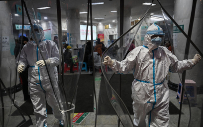 Pracownicy szpitala w Wuhan w odzieży ochronnej
