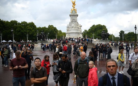 Brytyjczycy przed Buckingham Palace