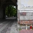 Znicze w miejscu ataku nożownika na terenie Jarosławskiego Opactwa przy ulicy Benedyktyńskiej w Jaro