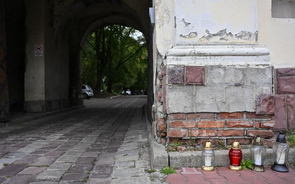 Znicze w miejscu ataku nożownika na terenie Jarosławskiego Opactwa przy ulicy Benedyktyńskiej w Jaro
