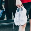 W ostatnich latach sneakersy stały się uniwersalnym obuwiem, które można założyć także do garnituru,