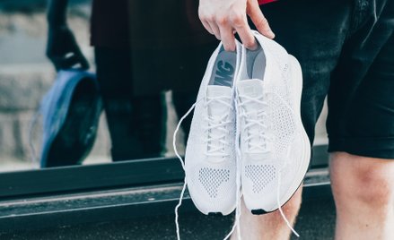 W ostatnich latach sneakersy stały się uniwersalnym obuwiem, które można założyć także do garnituru,