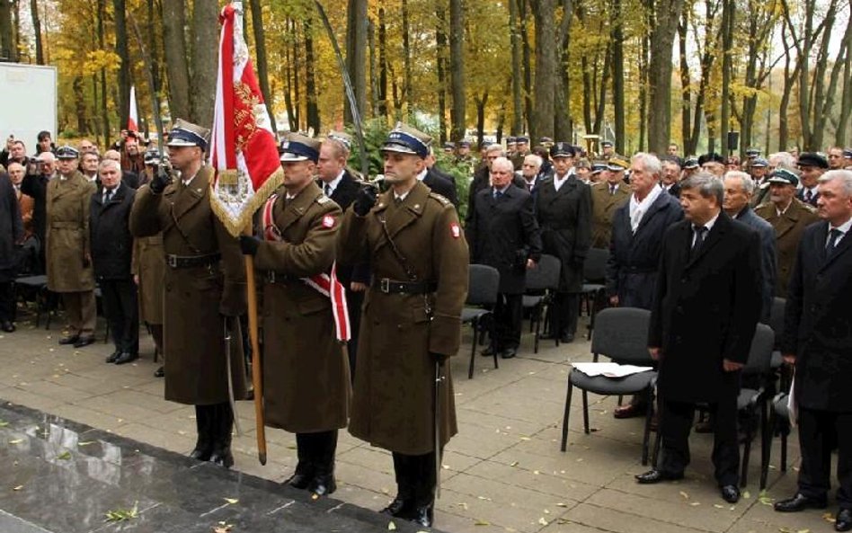 Oficjalne rocznicowe obchody odbyły się 12 października na polskim cmentarzu wojskowym w Lenino. SLD