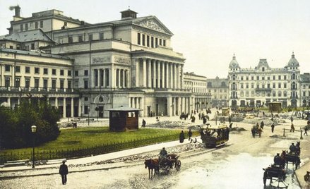 Teatr Wielki w Warszawie pojawia się w opowiadaniu „Skandal w Bohemii” jako Imperial Opera of Warsaw