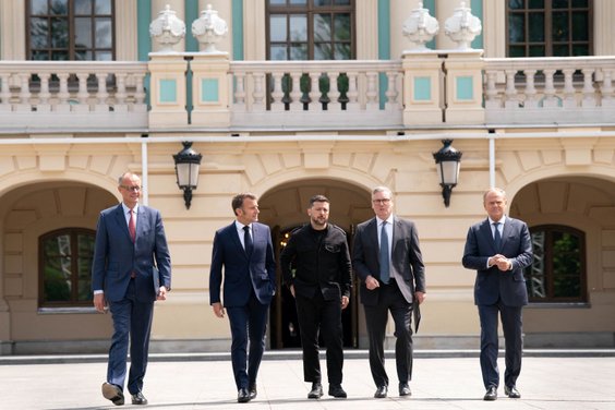 Friedrich Merz, Emmanuel Macron, Wołodymyr Zełenski, Keir Starmer i Donald Tusk w Kijowie