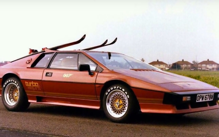 Fani serii Filmów, w której grał Roger Moore mieli okazję zobaczyć Lotusa Esprit Turbo w „For your e