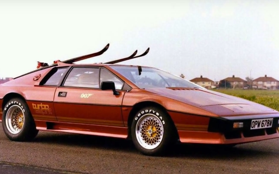 Fani serii Filmów, w której grał Roger Moore mieli okazję zobaczyć Lotusa Esprit Turbo w „For your e