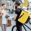 Praca przez aplikację jak na etacie – takie rozwiązanie prawne, korzystne dla kierowców czy dostawcó