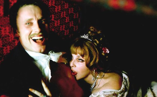 Kalina Jędrusik jako Lucy Zuckerowa i Daniel Olbrychski w roli Karola Borowieckiego w „Ziemi obiecan