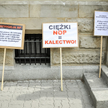 Pikieta członków Ogólnopolskiego Stowarzyszenia Wiedzy o Szczepieniach „STOP NOP”