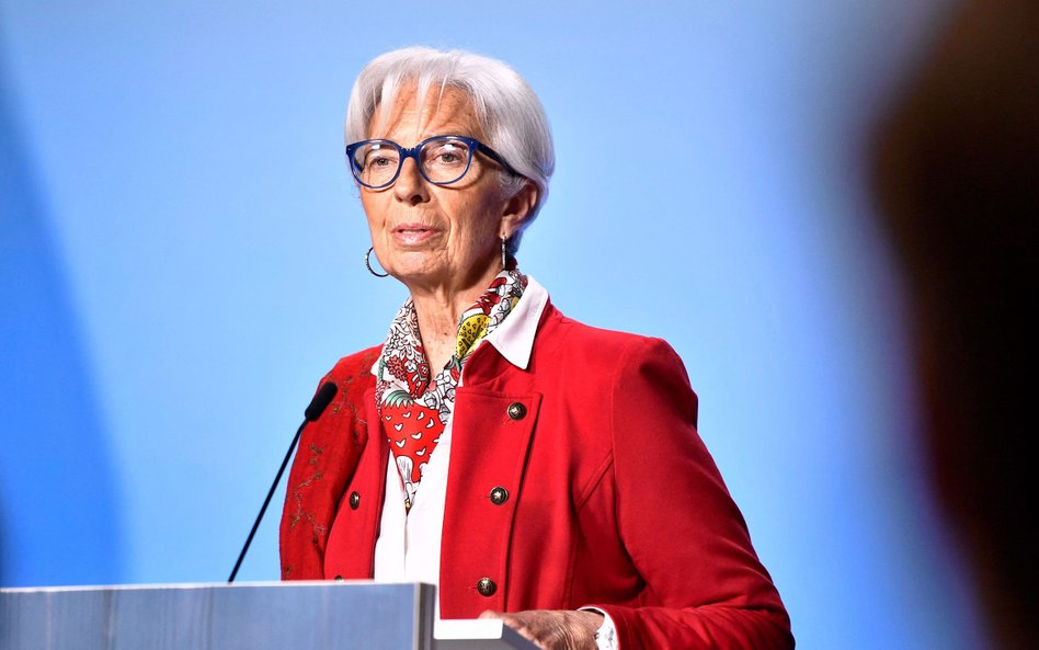 Christine Lagarde, szefowa EBC, zapowiada dalsze podwyżki stóp. Jerome Powell, prezes Fedu, na razie