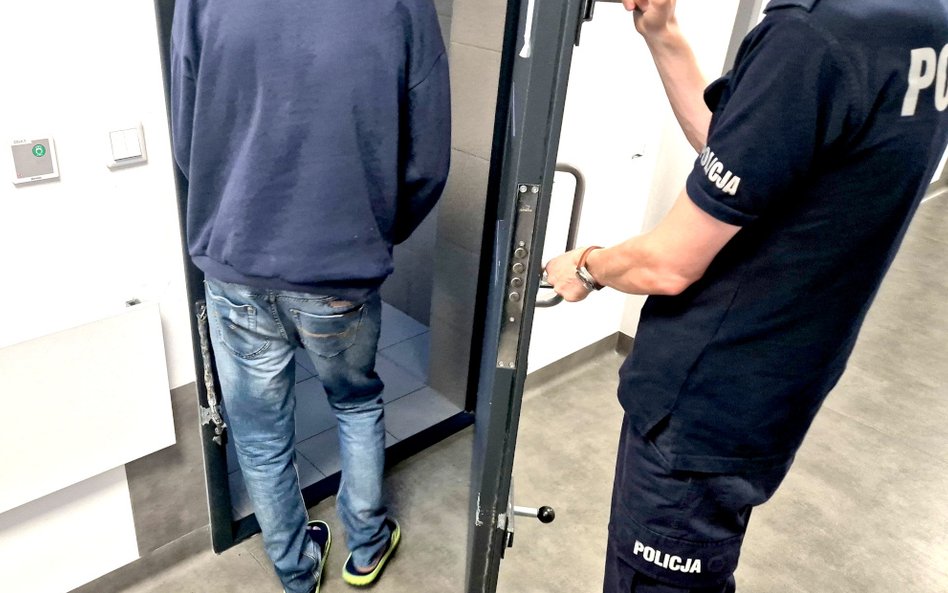 Policja w Józefowie zatrzymała dwóch włamywaczy. Jeden z nich podczas ucieczki połamał sobie nogi