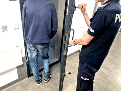 Policja w Józefowie zatrzymała dwóch włamywaczy. Jeden z nich podczas ucieczki połamał sobie nogi
