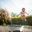 Trampolina to świetna zabawa, pod warunkiem przestrzegania kilku zasad bezpieczeństwa