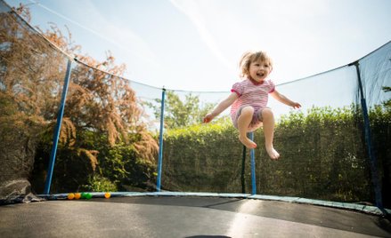 Trampolina to świetna zabawa, pod warunkiem przestrzegania kilku zasad bezpieczeństwa