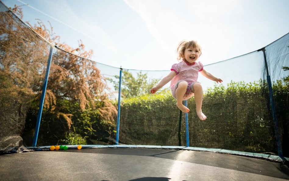 Trampolina to świetna zabawa, pod warunkiem przestrzegania kilku zasad bezpieczeństwa