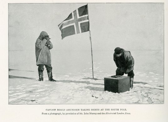 Roald Amundsen (1872–1928) na biegunie południowym. Amundsen był norweskim badaczem regionów polarny