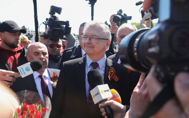 Ambasador Federacji Rosyjskiej w Polsce Siergiej Andiejew (C) podczas próby złożenia kwiatów przy Cm