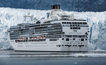 Wycieczkowiec przepływający w pobliżu lodowca w Parku Narodowym Glacier Bay na Alasce.
