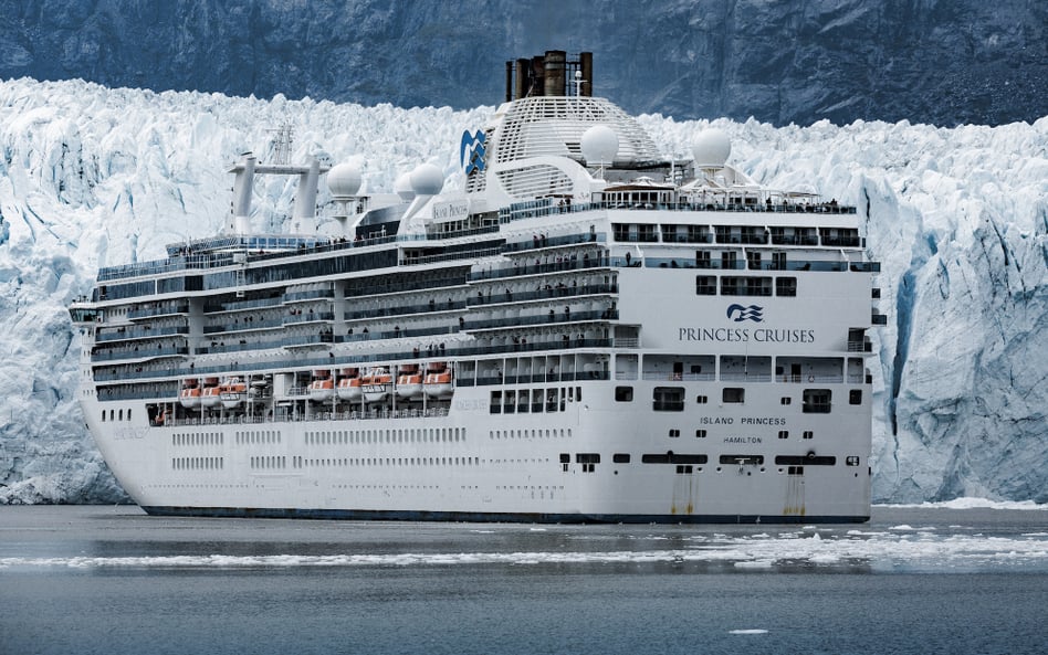 Wycieczkowiec przepływający w pobliżu lodowca w Parku Narodowym Glacier Bay na Alasce.