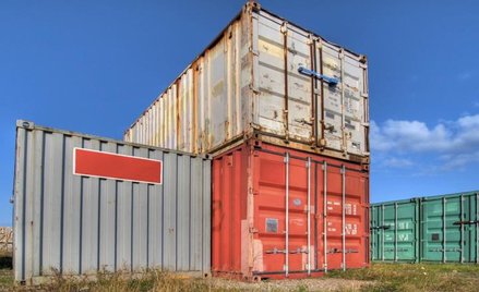 Kto odliczy VAT od importu korzystając z usług agencji celnej