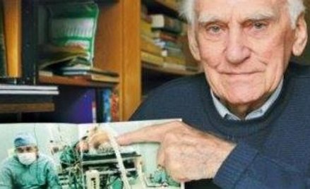 Zmarł pacjent ze słynnego zdjęcia prof. Religi