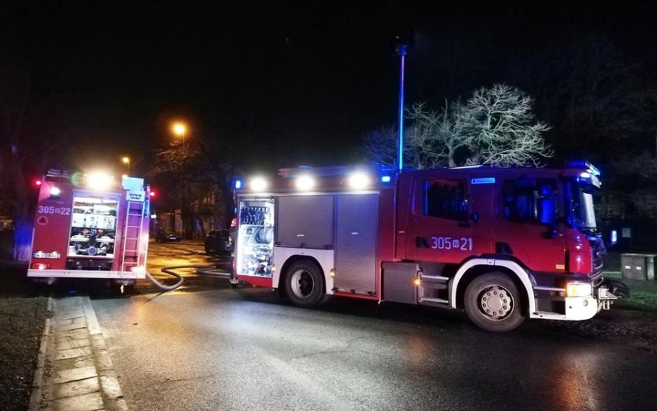 W nocnym pożarze mieszkania przy ul.Kleczkowskiej we Wrocławiu zginęły cztery osoby.