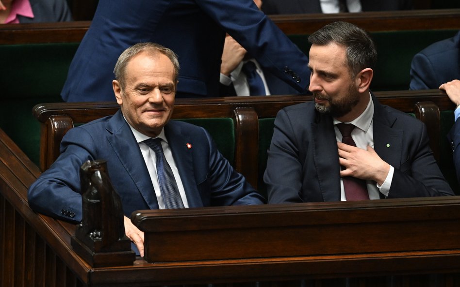 Premier Donald Tusk (L) oraz wicepremier, minister obrony narodowej Władysław Kosiniak-Kamysz (P) na