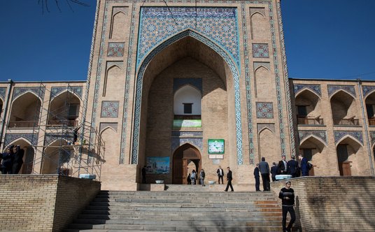 Mężczyźni przed madrasą w Taszkencie