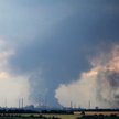 Słup dymu nad rafinerią w rejonie Lisiczańska