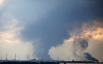 Słup dymu nad rafinerią w rejonie Lisiczańska