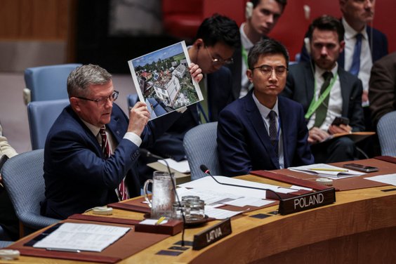 Posiedzenie Rady Bezpieczeństwa ONZ. Marcin Bosacki pokazuje zdjęcie uszkodzonego domu w Wyrykach
