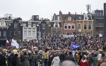 Holandia: Policjanci rozpędzali protest przeciwników obostrzeń