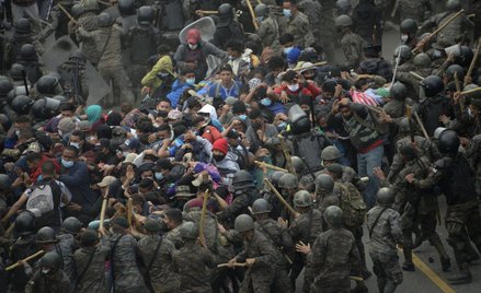 Gwatemala: Karawana imigrantów zatrzymana kijami i gazem