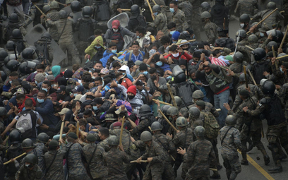 Gwatemala: Karawana imigrantów zatrzymana kijami i gazem