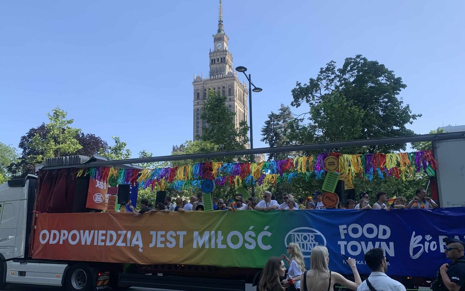 Platforma ozdobiona barwnymi girlandami i transparentem z hasłem tegorocznego marszu: "Odpowiedzią j