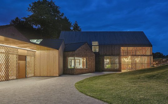 Na ścianach odsłonięto czerwoną cegłę, zrekonstruowano też piec kaflowy w części dziennej.