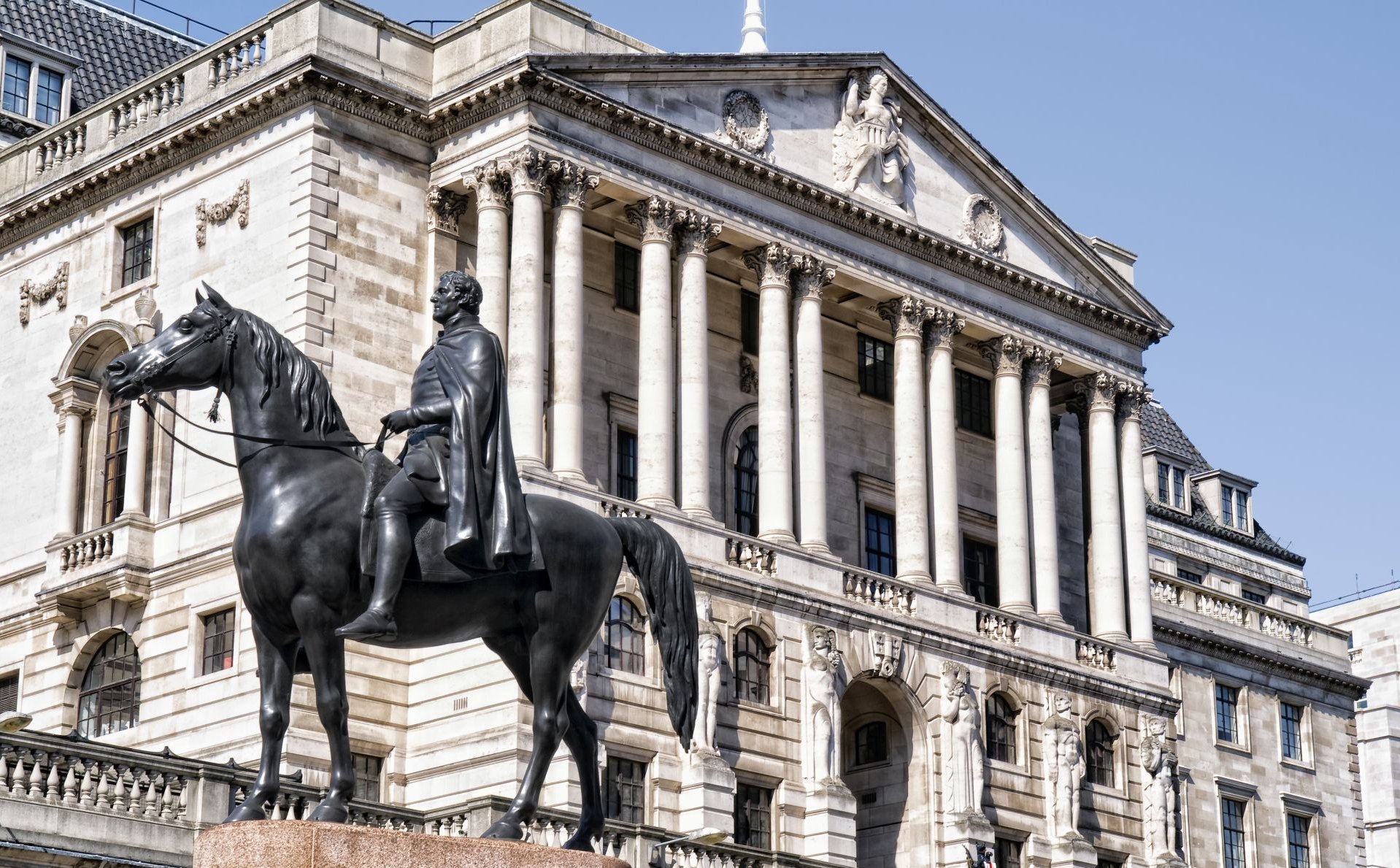 Bank Anglii nie obniżył stóp, ale zmniejszył program wyprzedaży aktywów